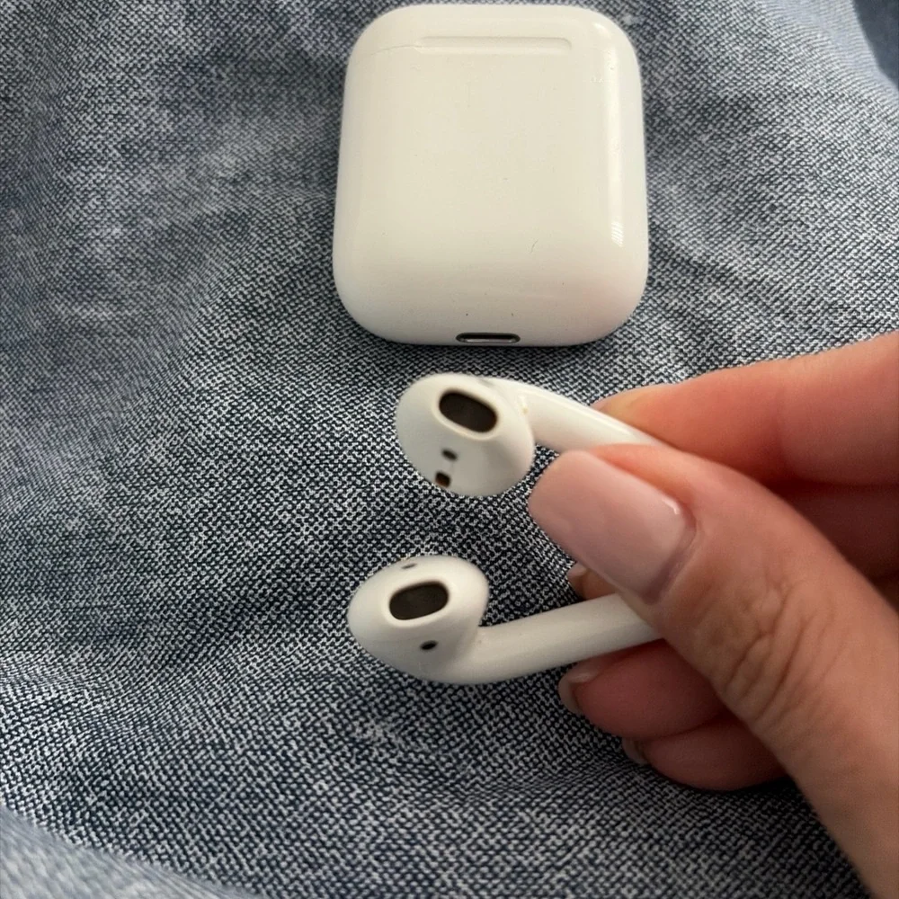 Preowned Apple White Wireless 2nd Generation Earbuds with Case